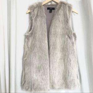 Faux fur vest in light gray and lavender undertone